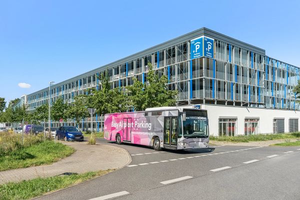 Shuttlebus an einer Kreuzung vor dem Easy Airport Parking Parkhaus am Flughafen Berlin Brandenburg (BER)