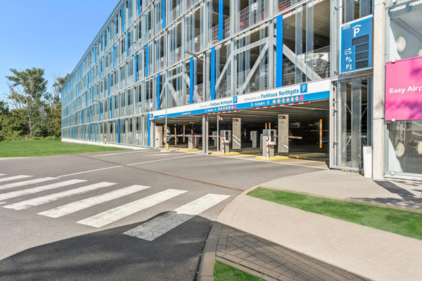  Inrijgedeelte van de Easy Airport Parking parkeergarage op Berlin Brandenburg Airport (BER)