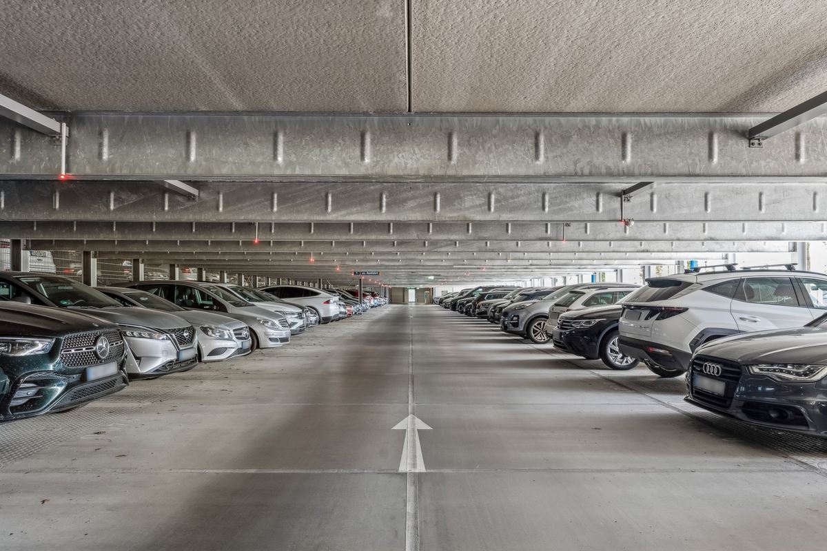 Durchfahrt im Easy Airport Parking Parkhaus am Flughafen Berlin Brandenburg (BER)