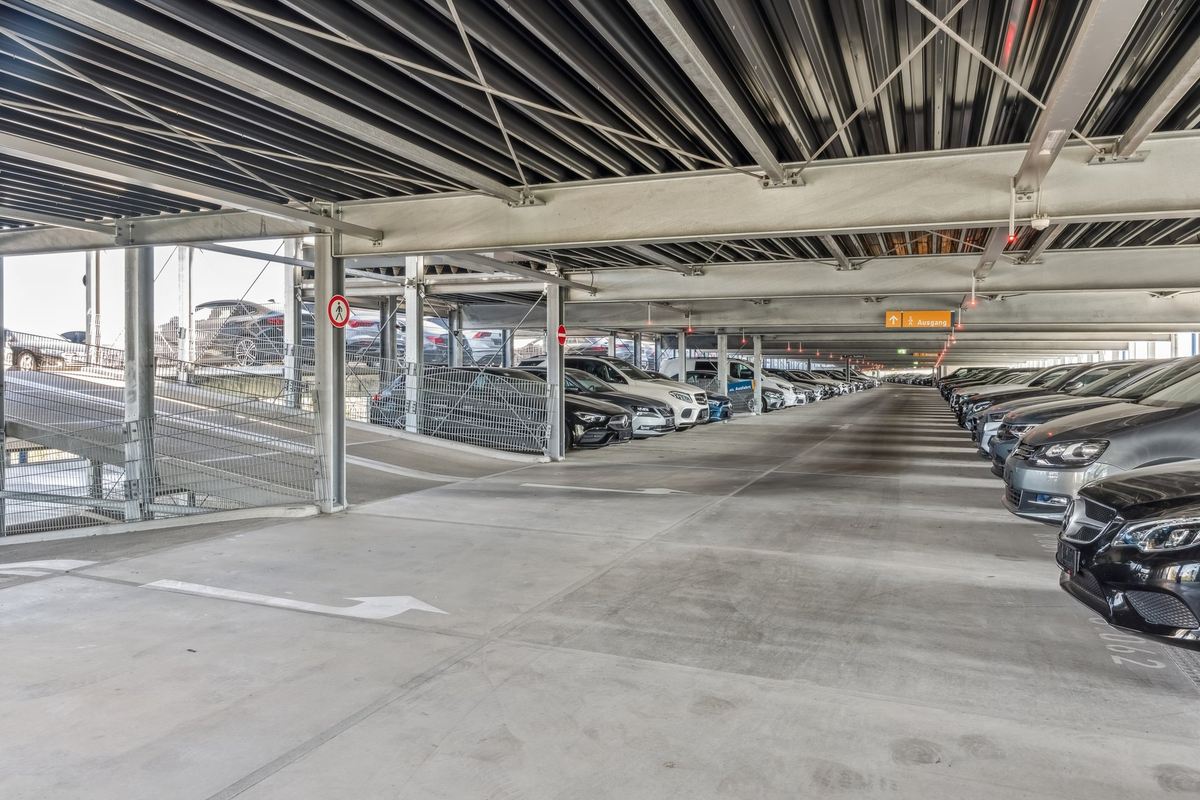 Parkende Autos im Easy Airport Parking Parkhaus am Flughafen Berlin Brandenburg (BER)