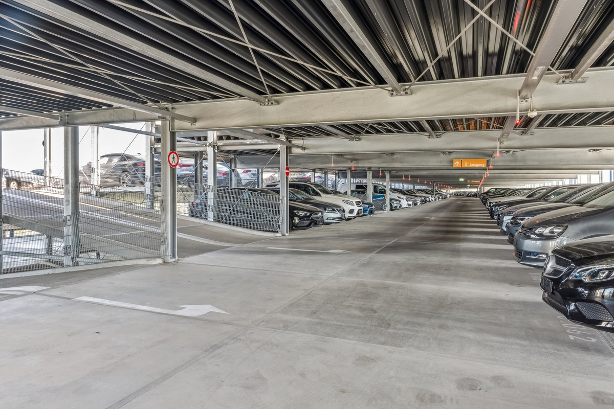 Geparkeerde auto's in de Easy Airport Parking parkeergarage op Berlin Brandenburg Airport (BER)