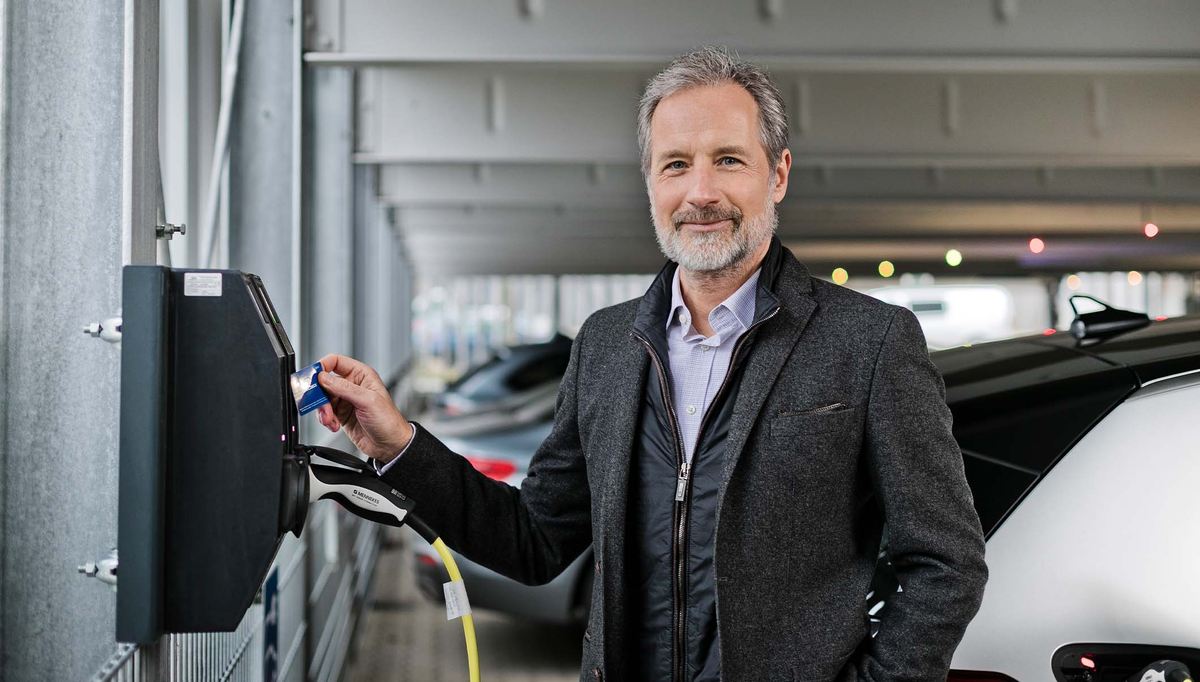 Opladning af elbiler i parkeringspladsen i Berlin af Easy Airport Parking