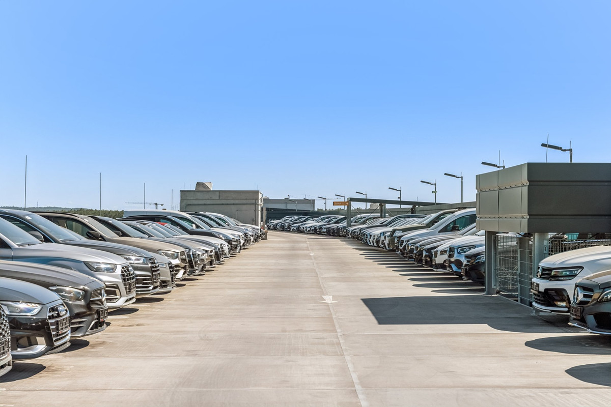 Geparkeerde auto's op het dak van de Easy Airport Parking parkeergarage op Berlin Brandenburg Airport (BER)