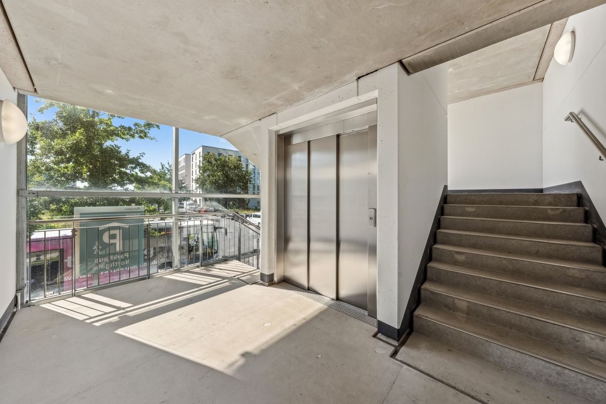  Lyst trappeopgang med elevator i Easy Airport Parking parkeringshuset ved Berlin Brandenburg Lufthavn (BER)