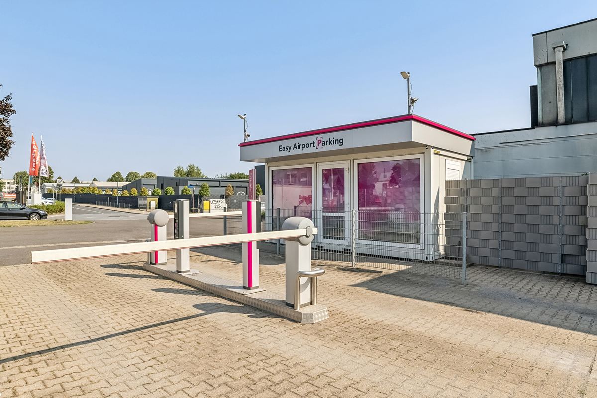 Der Einfahrtsbereich des Easy Airport Parking Parkplatzes am Flughafen Dortmund (DTM)