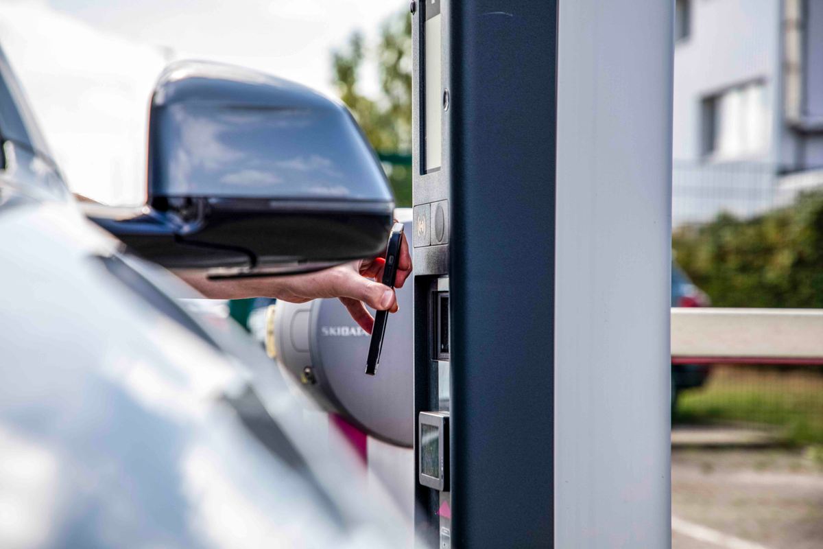 Scannen van de QR-code bij de ingang van de Easy Airport Parking-parkeerplaats op de luchthaven van Dortmund (DTM)