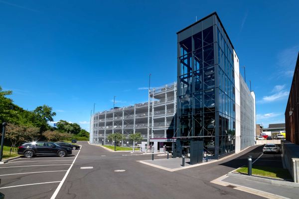 De Easy Airport Parking parkeergarage in Düsseldorf van voren
