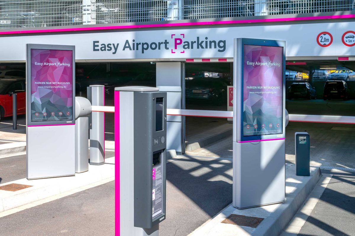 Ingang met parkeerslagboomterminal