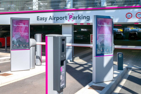 Ingang met slagbomen naar de parkeergarage van Easy Airport Parking op luchthaven Düsseldorf (DUS)