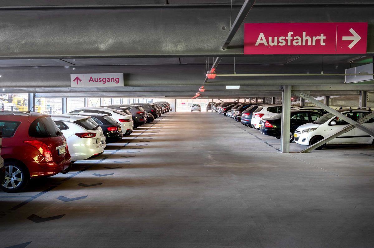 Zijaanzicht van de parkeergarage