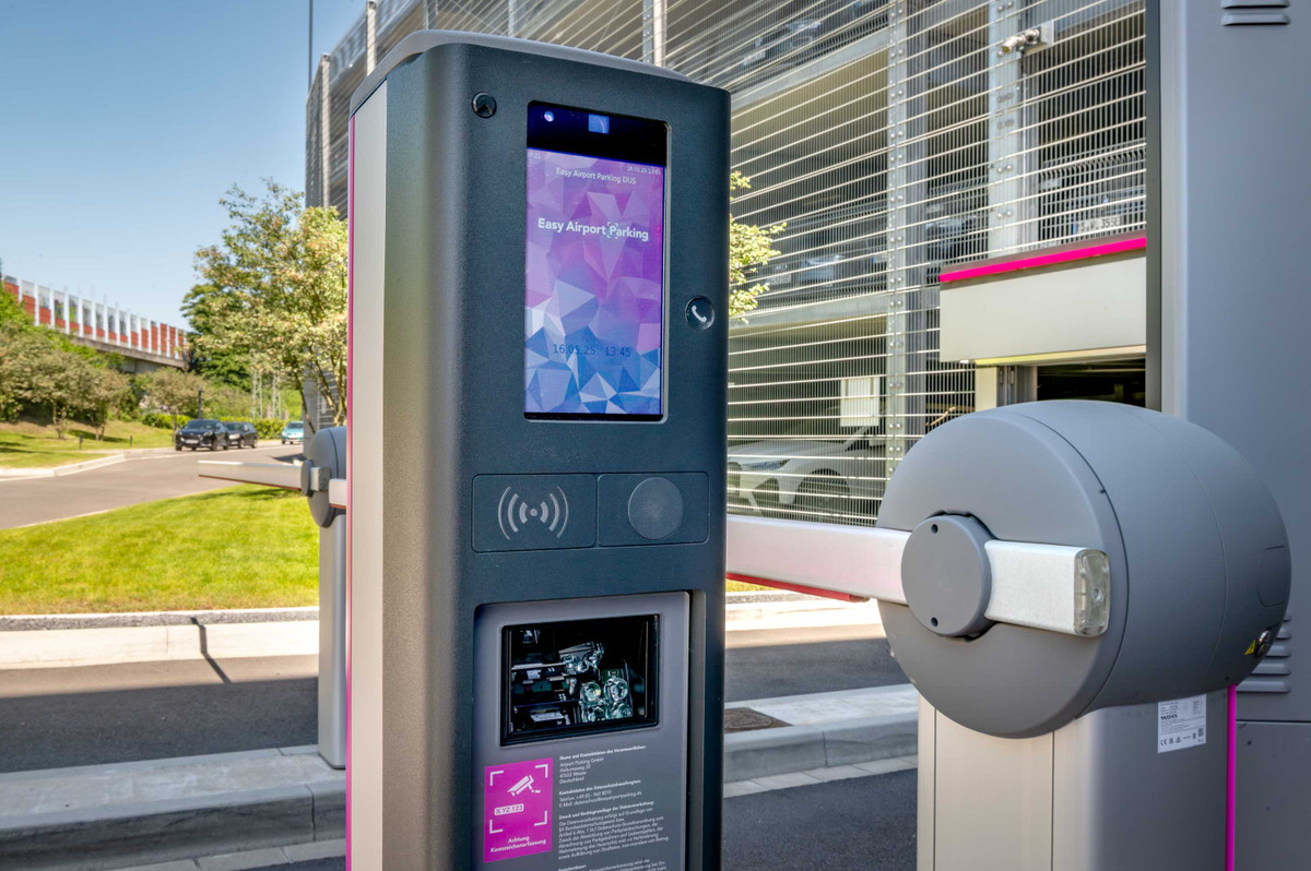 Nærbillede af indkørselssøjlen til parkeringshuset hos Easy Airport Parking i Düsseldorf Lufthavn (DUS)