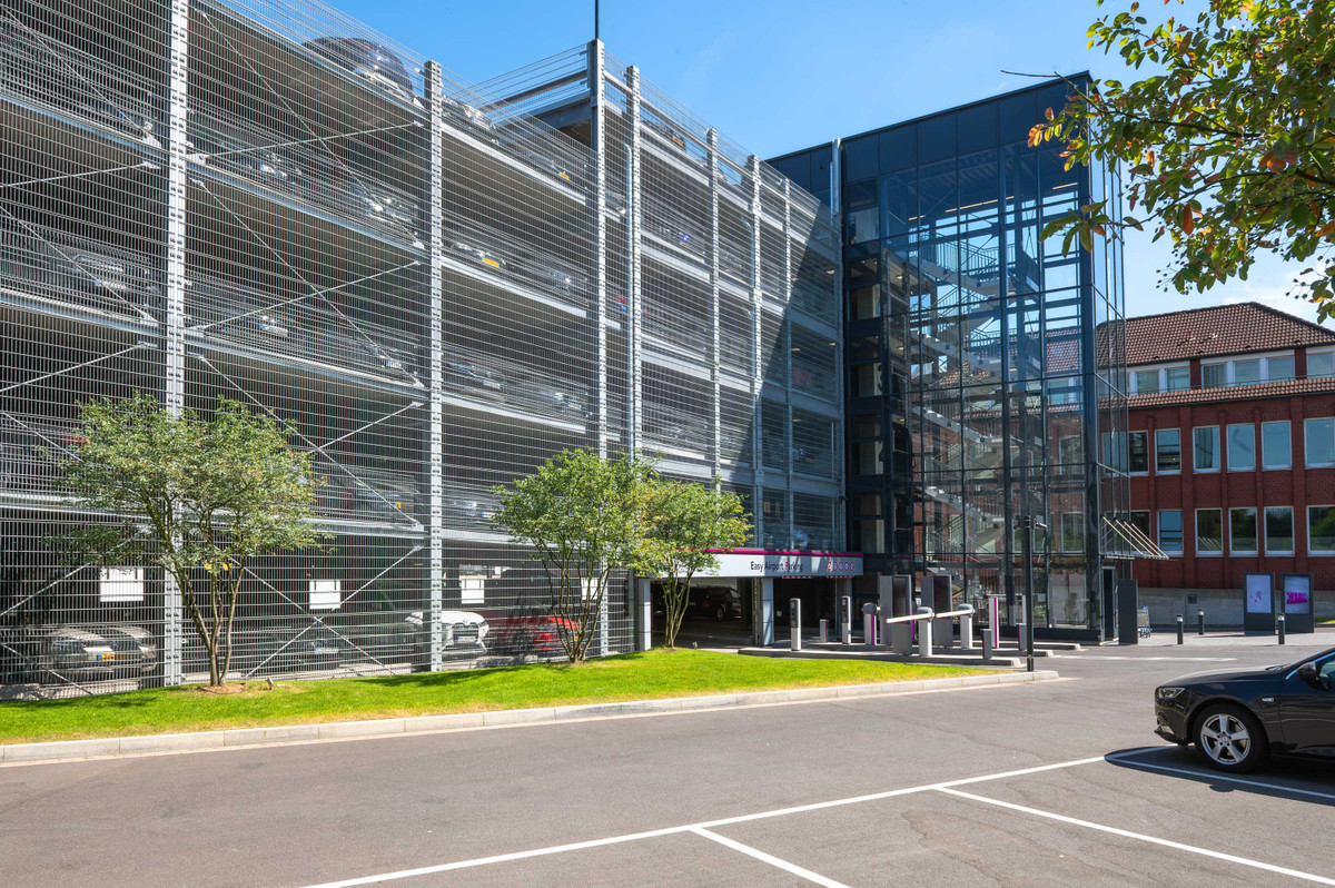 Vooraanzicht van de meerlaagse parkeergarage van Easy Airport Parking bij luchthaven Düsseldorf (DUS)