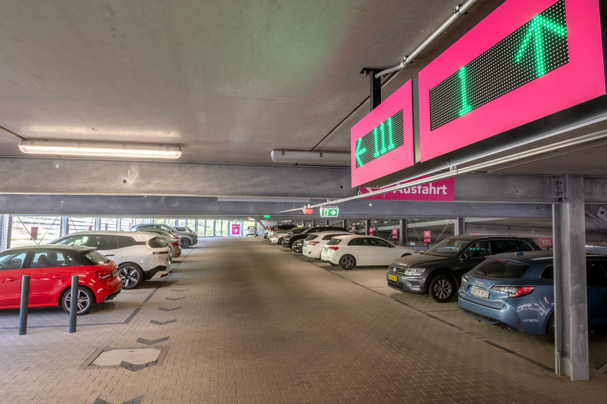 Binnenaanzicht van de parkeergarage met LED-begeleidingssysteem bij Easy Airport Parking op luchthaven Düsseldorf (DUS)