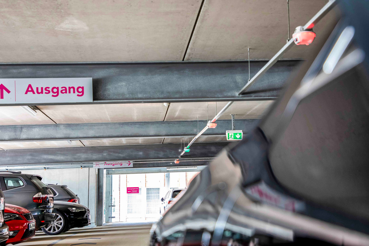 Detailweergave van een geparkeerde auto in de parkeergarage van Easy Airport Parking op de luchthaven Düsseldorf (DUS)