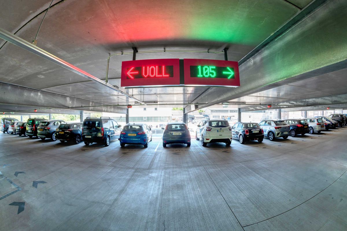 Parkeerbord met LED-scherm voor bezette en vrije plaatsen bij Easy Airport Parking bij luchthaven Düsseldorf (DUS)