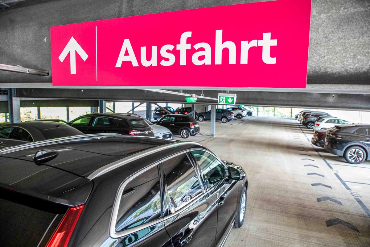Borden naar de uitgang van de parkeergarage van Easy Airport Parking op de luchthaven Düsseldorf (DUS)