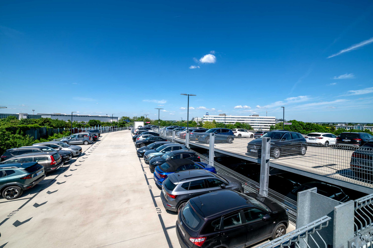 Geparkeerde auto’s op het buitendek van de parkeergarage van Easy Airport Parking op luchthaven Düsseldorf (DUS)