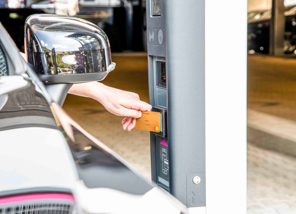 Betaling met kaart bij het verlaten van de parkeergarage van Easy Airport Parking op de luchthaven Düsseldorf (DUS)