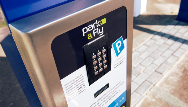 Modern incheckterminal op de parkeerplaats van Easy Airport Parking bij luchthaven Eindhoven (EIN)