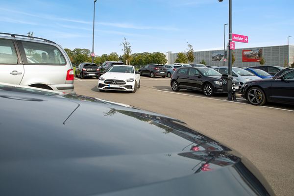 Geparkeerde auto's op de Easy Airport Parking parkeerplaats bij luchthaven Münster/Osnabrück (FMO)