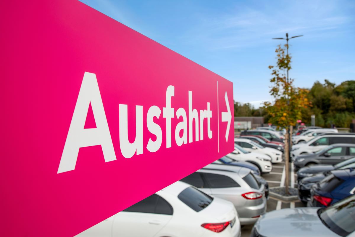 Pink exit sign at the Easy Airport Parking lot at Münster/Osnabrück Airport (FMO)