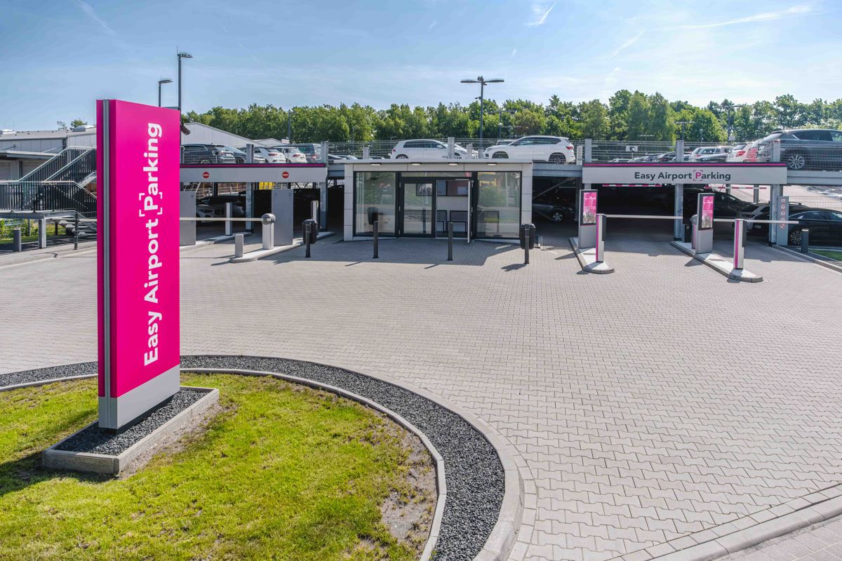 Vooraanzicht van de parkeergarage van Easy Airport Parking op luchthaven Hannover (HAJ)