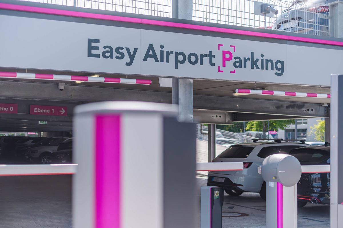 Ingang van de parkeergarage met Easy Airport Parking-logo