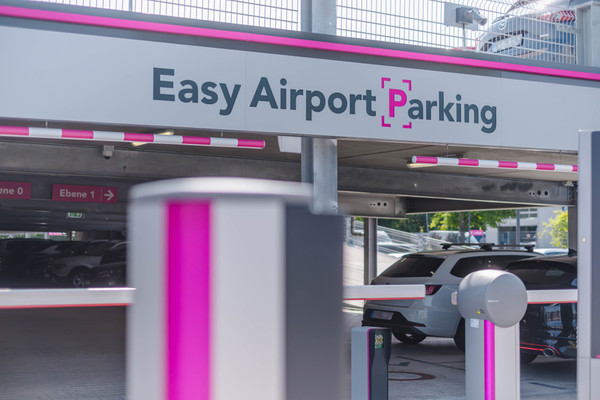 Ingang van de parkeergarage van Easy Airport Parking bij luchthaven Hannover (HAJ)