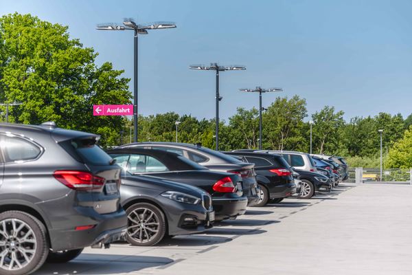 Het buitendek van de parkeergarage van dichtbij