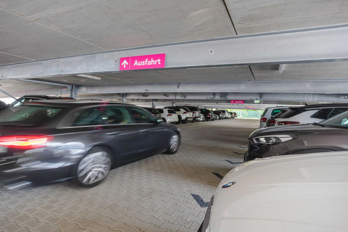 Parkeringsniveau med skiltning til udkørsel i parkeringshuset fra Easy Airport Parking i Hannover Lufthavn (HAJ)