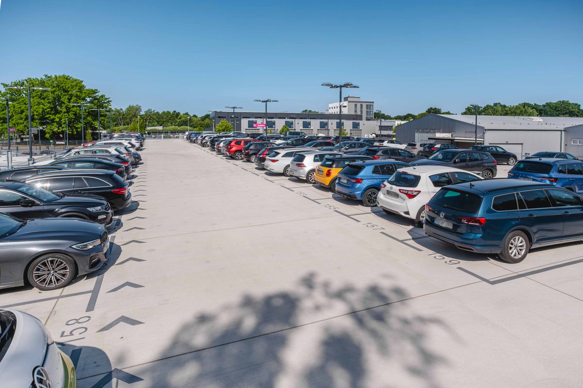 Het buitendek van de parkeergarage in totaaloverzicht