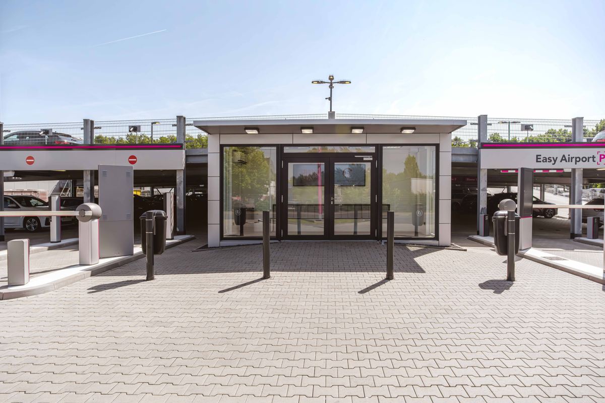 Buitenaanzicht van het moderne wachthuis bij de parkeergarage van Easy Airport Parking op de luchthaven Hannover (HAJ)