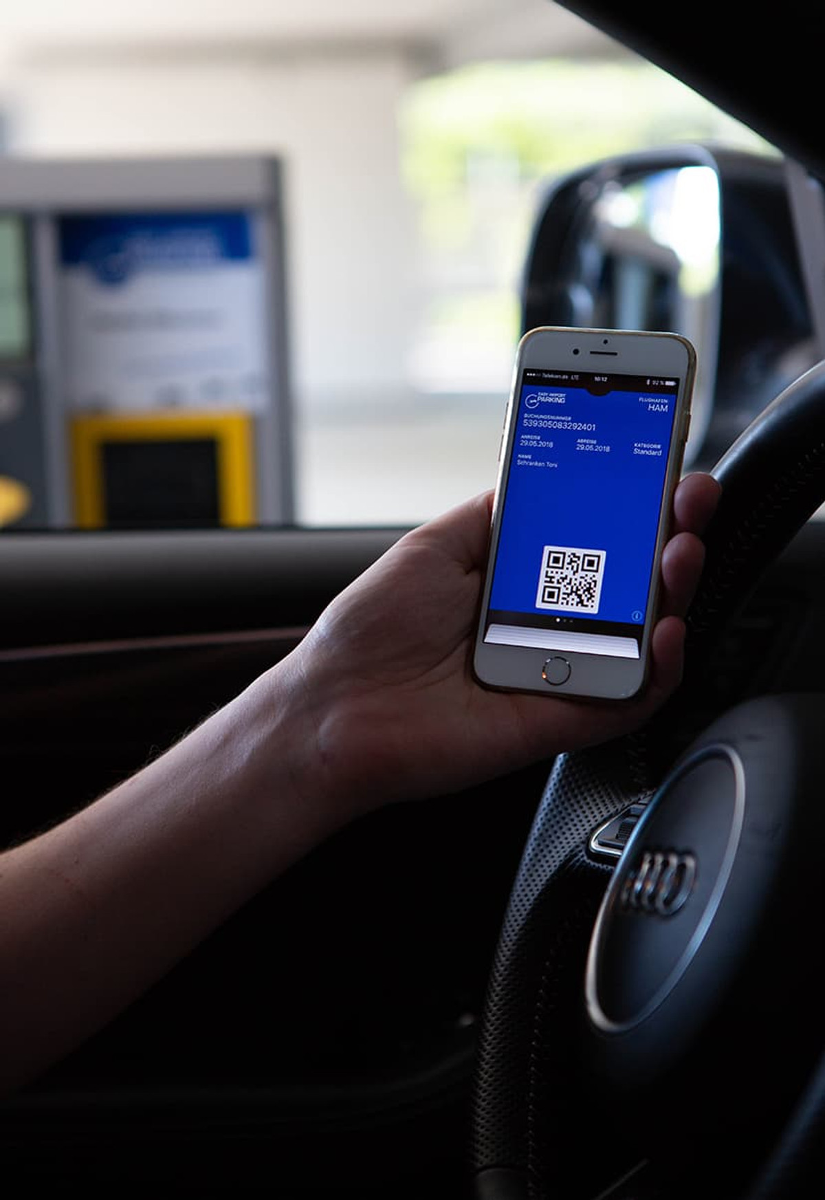 Smartphone med QR-kodebillet til indkørsel til parkeringshuset hos Easy Airport Parking i Hamburg Lufthavn (HAM)