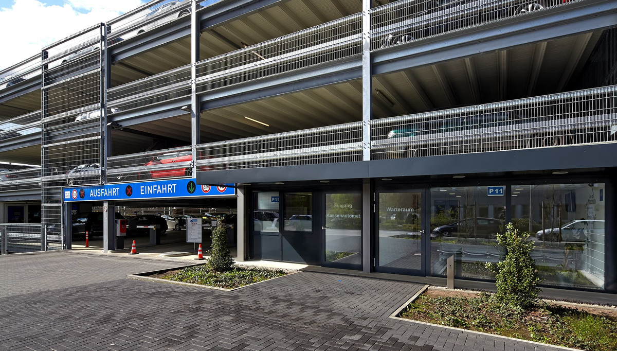 Entrance and waiting area of the Easy Airport Parking garage at Hamburg Airport (HAM)