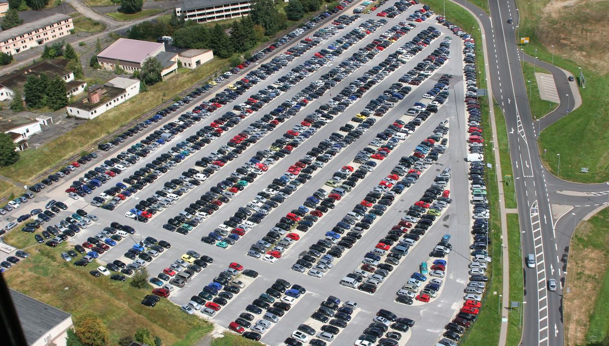 Luchtfoto van het parkeerterrein van Easy Airport Parking bij luchthaven Frankfurt-Hahn (HHN)