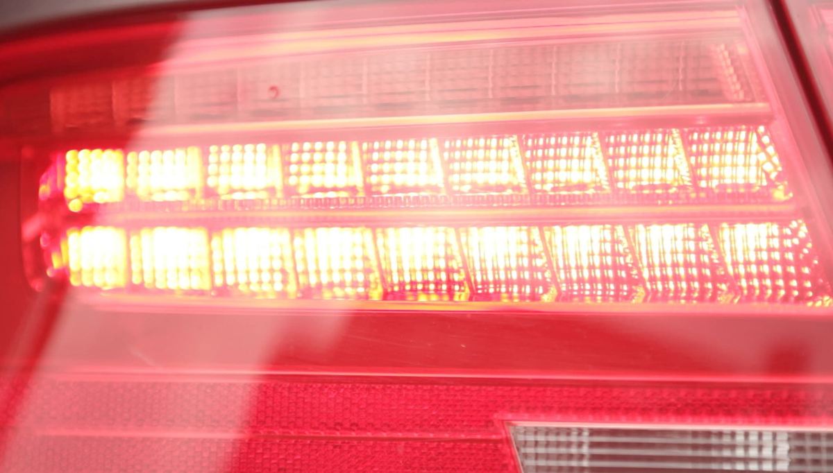 Bremslicht eines Autos auf dem Gelände von Easy Airport Parking am Flughafen Frankfurt-Hahn (HHN)