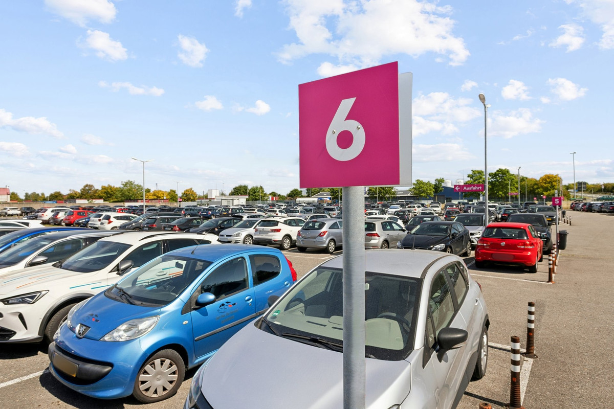 Signage for parking row 6 at the Easy Airport Parking parking lot at Weeze Airport (NRN)