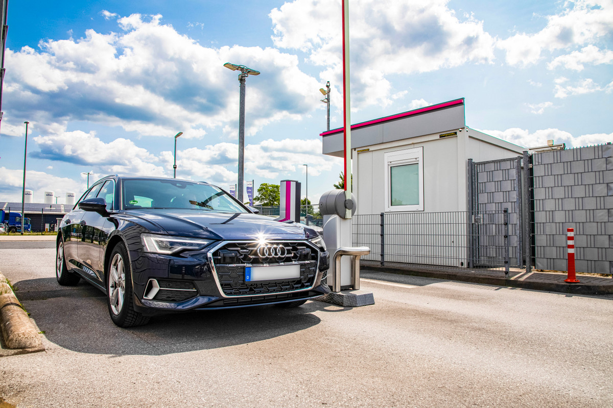 Een auto die de Easy Airport Parking parkeerplaats op luchthaven Weeze (NRN) binnenrijdt