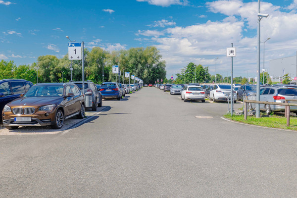 Parkende Autos auf dem Easy Airport Parking Parkplatz am Flughafen Nürnberg (NUE)
