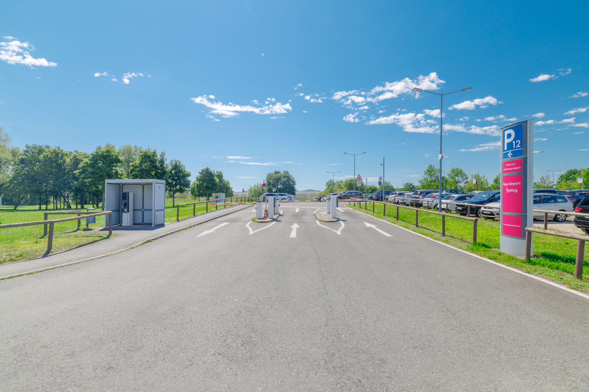 Die Einfahrt des Easy Airport Parking Parkplatzes am Flughafen Nürnberg (NUE) in der Totalen