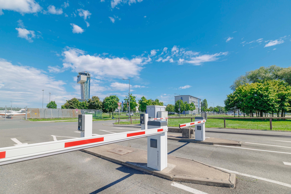 Nærbillede af indkørselsbommene til Easy Airport Parking-parkeringspladsen i Nürnberg Lufthavn (NUE)