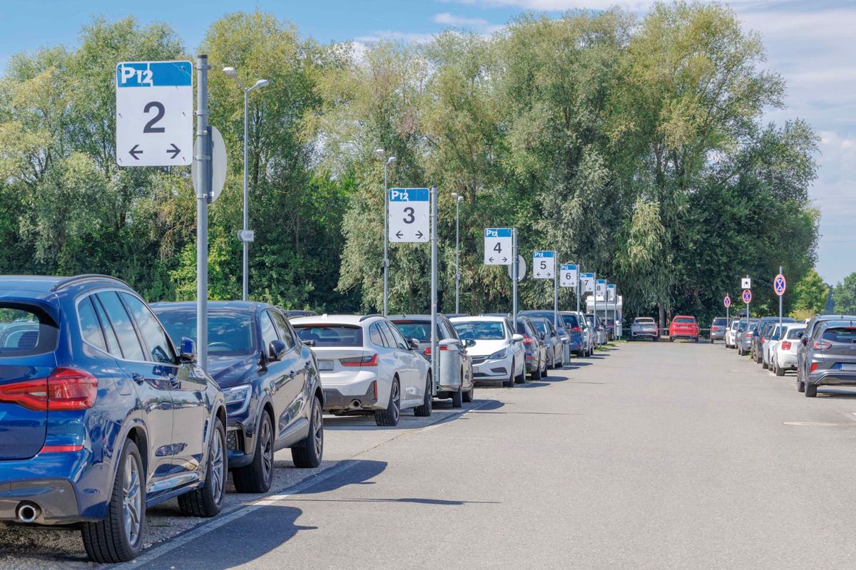 Bewegwijzering van de parkeer­rijen op de Easy Airport Parking parkeerplaats op luchthaven Neurenberg (NUE)