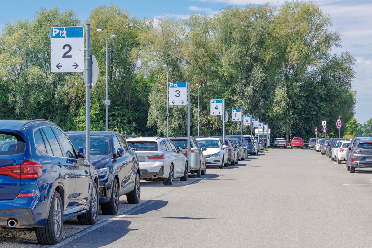 Beschilderung der Parkreihen auf dem Easy Airport Parking Parkplatz am Flughafen Nürnberg (NUE)