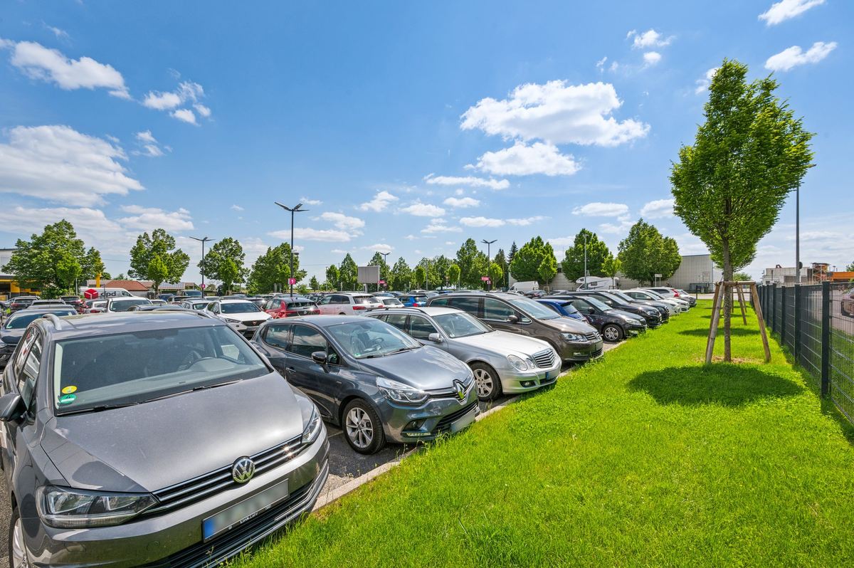 Parkerede biler på Easy Airport Parking-pladsen i Stuttgart.