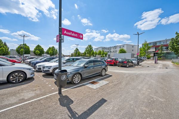 Parkeringspladsen i Stuttgart med tydelig skiltning.