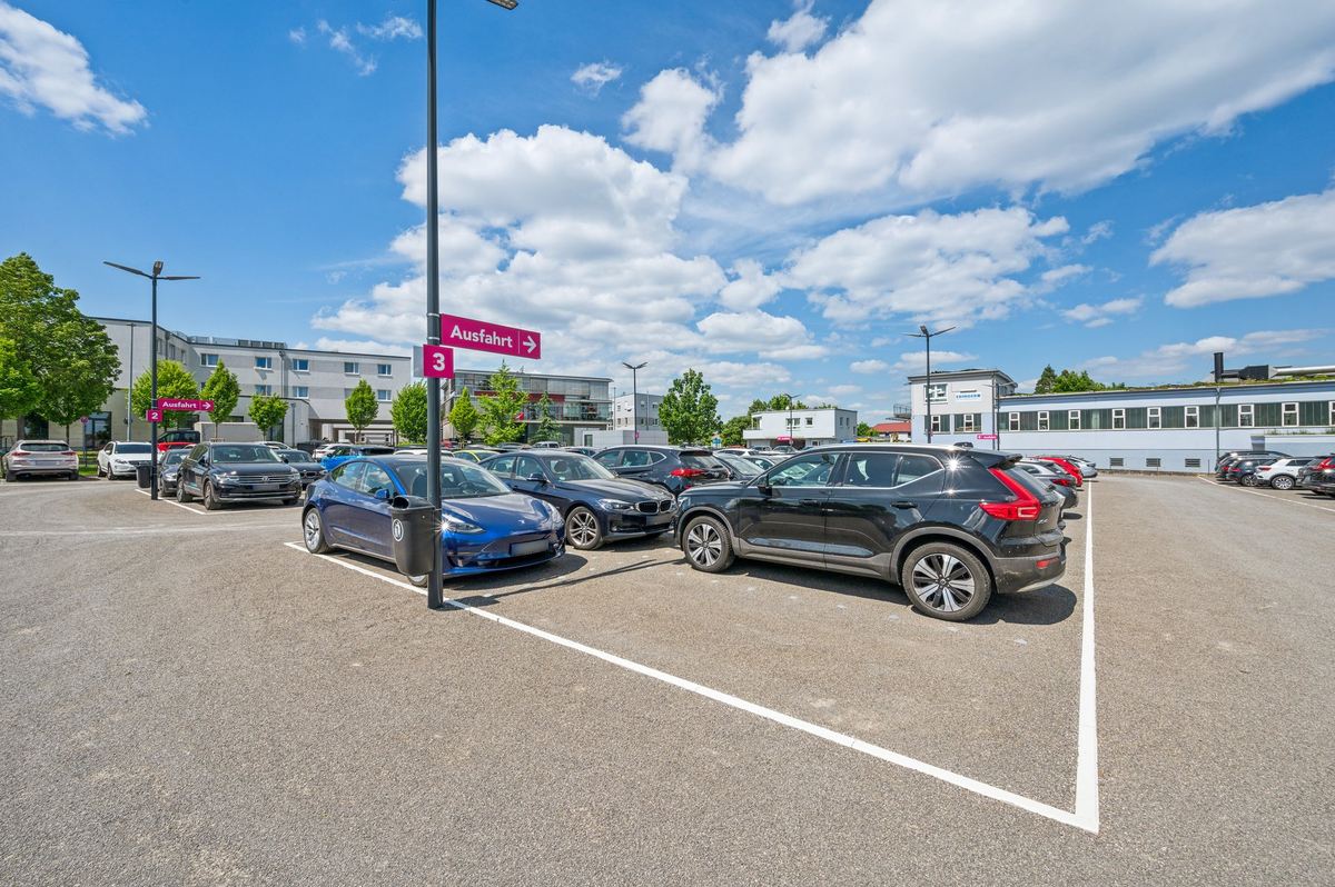Et overblik over parkeringspladsen i solskin.