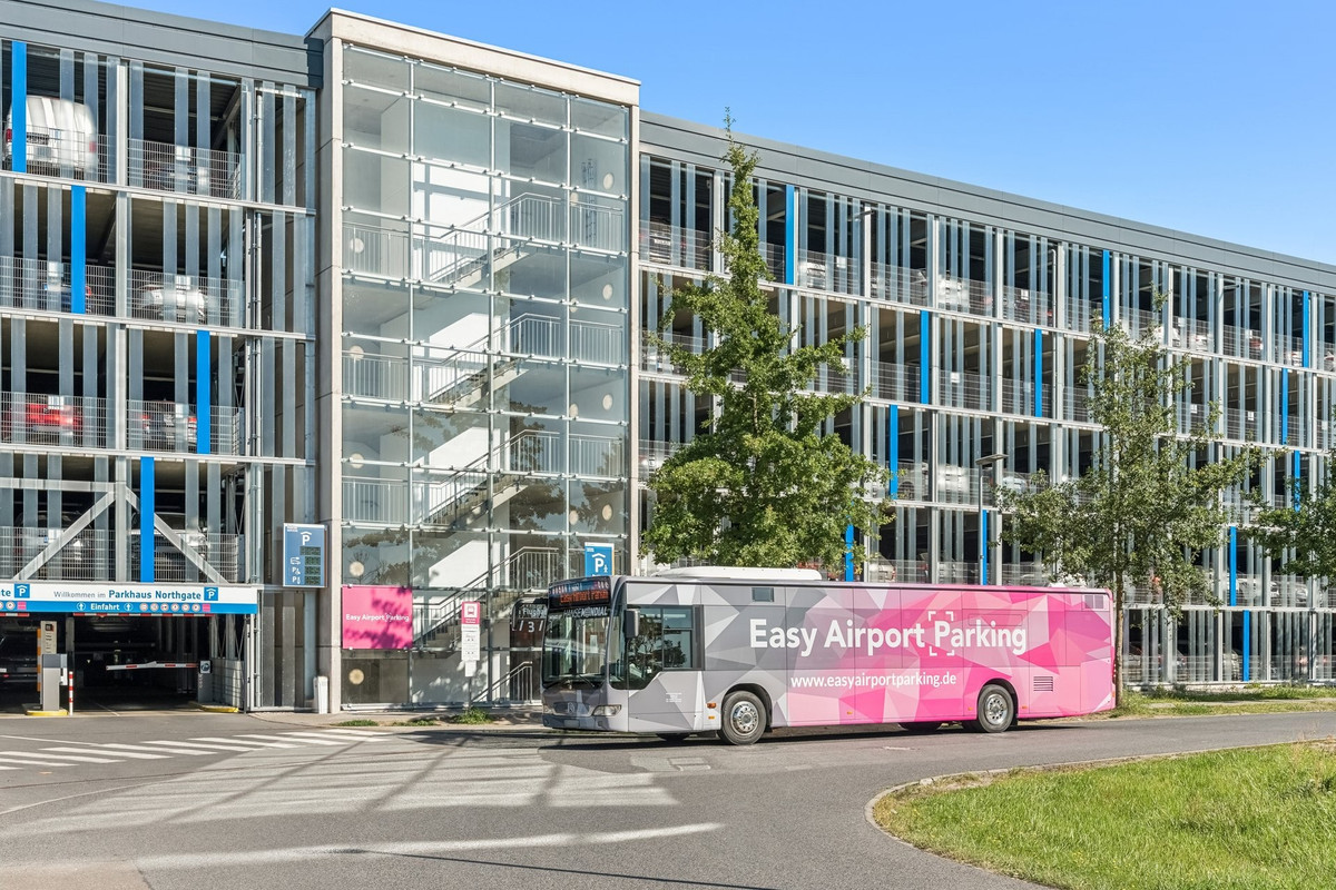 Zijaanzicht van de Easy Airport Parking parkeergarage met shuttlebus op Berlin Brandenburg Airport (BER)