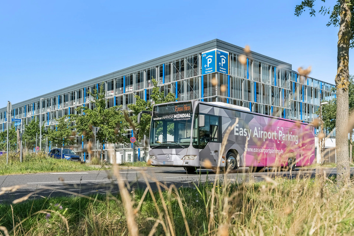  Shuttlebus op weg naar de terminal vanaf de Easy Airport Parking parkeergarage op Berlin Brandenburg Airport (BER)