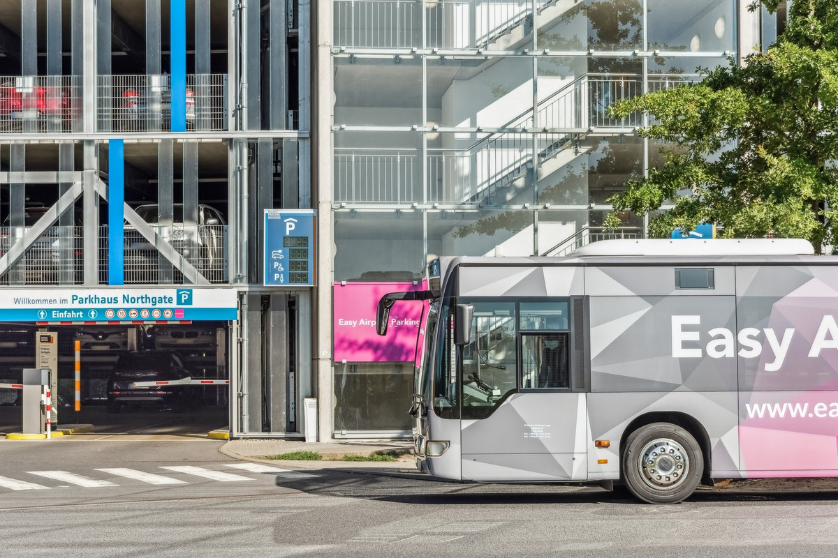 Shuttlebus bij aankomst bij de Easy Airport Parking parkeergarage op Berlin Brandenburg Airport (BER)