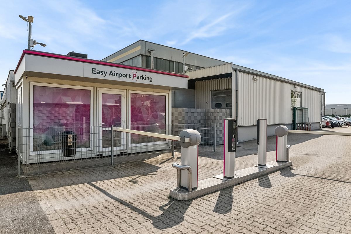 Oprit met wachtruimte van de Easy Airport Parking-parkeerplaats bij de luchthaven van Dortmund (DTM)